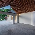 Villa Meraki 5 Bedroom Lush Garden Central Seminyak